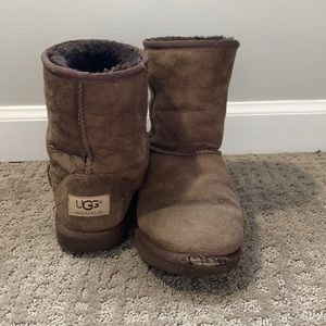Brown short ugh boots